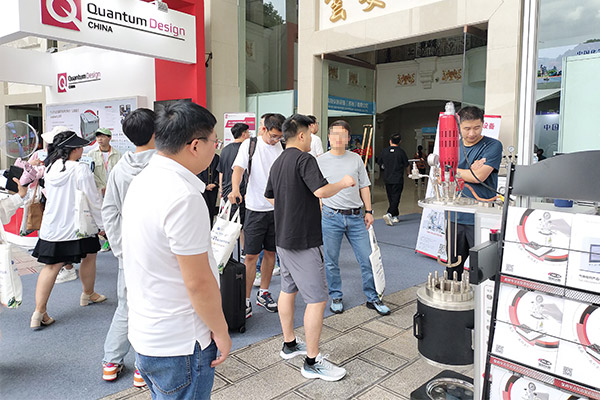 霍桐儀器展位現場升降高壓反應釜、平行反應釜等展品吸引老師駐足